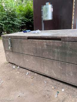 Spritzen neben Spritzenbehälter | offizieller öffentlicher Drogenkonsum in Köln