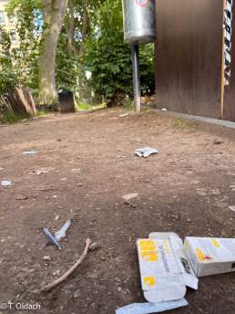 Heroin-Spritzen neben Spritzenbehälter | offizieller öffentlicher Drogenkonsum in Köln