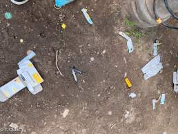 Heroin-Spritzen neben Spritzenbehälter | offizieller öffentlicher Drogenkonsum in Köln