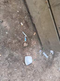 Heroin-Spritzen neben Spritzenbehälter | offizieller öffentlicher Drogenkonsum in Köln