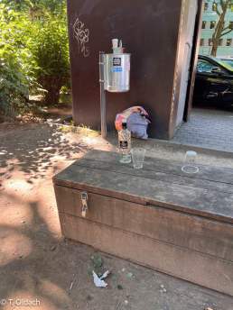 Spritzeneimer neben Dixiklo in Köln auf dem Yitzhak Rabin Platz – offizielles Fixerklo?