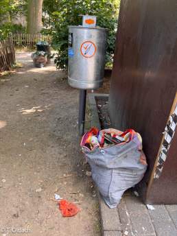 Spritzeneimer in Köln auf dem Yitzhak Rabin Platz